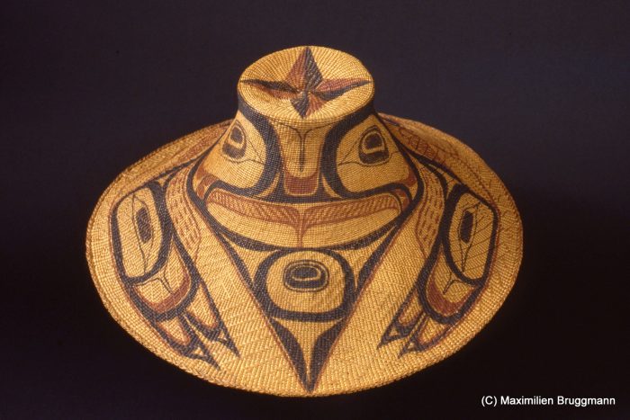 Watertight made of spruce roots, woven by Isabela Edenshaw (1858-1926) and painted by her husband, Charles Edenshaw (1839-1920), a famous Haids artist from Masset. The paintink shows Raven in double profile. (about 40cm, ASM)
