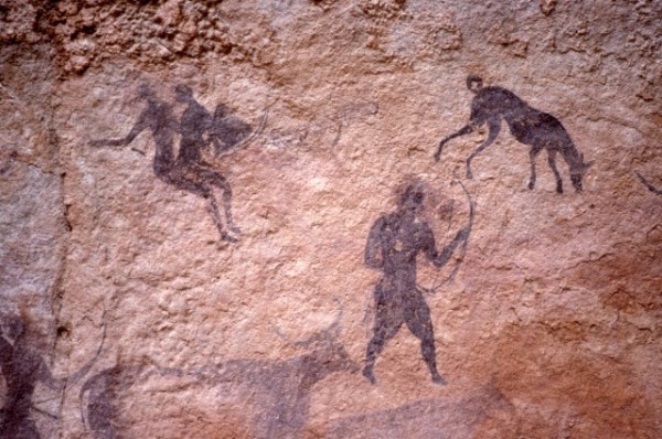 Site de Sefar (Tassili N'Ajjer, Algérie) / Peinture rupestre / Archer, chien sloughi et cueilleuses / 46N-P57-001
