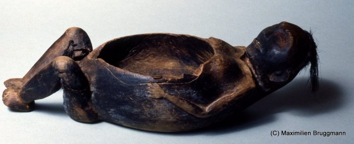 This artifact,excaved in Ozette, is a wooden bowlfor fish oil (31cm / 12 inches).