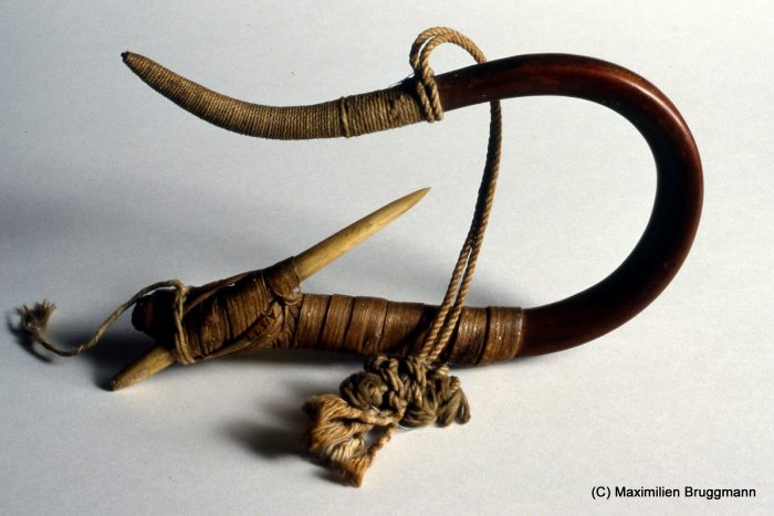 Halibut hook made of yew wood, bent by means of a steaming technique and then hardened, The bone Barb is attached by means of a cedar bark string. Collected from the Haida, but of a type used by the Makash. (16cm, MOA)