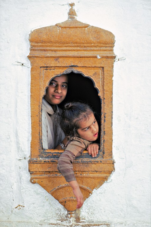 Ne vois-tu rien venir ? A Jaisalmer, à l’ombre de fenêtres minuscules, on a observé pendant des siècles la venue des caravanes, synonymes de richesse et d’ouverture sur le monde. Aujourd’hui, la fermeture de la frontière indo-pakistanaise porte un coup très dur à l’économie locale et même les enfants se demandent si le bonheur reviendra un jour. (Rajasthan, Inde)