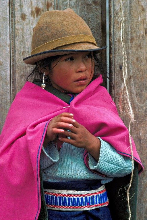 Ximena de Cajabamba. Ximena vit à Cajabamba, un village de 2300 habitants situé dans la plaine fertile de l’Equateur. Elle porte le chapeau, les boucles d’oreilles et le ceinturon traditionnels mais la mantille et le pull-over viennent sans doute de Chine. Ainsi va la mondialisation, d’un bout à l’autre de la planète. (Cajabamba, Province de Chimborazo, Equateur)