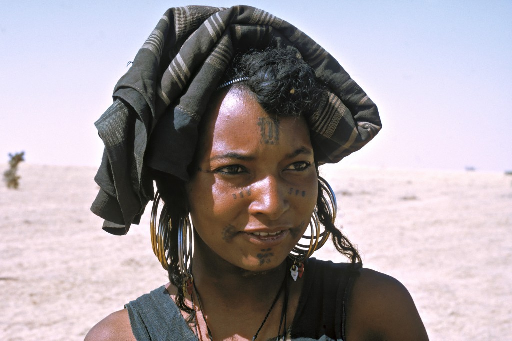Pure parmi les purs. Mariam est une femme Peulh Bororo. La tribu des Bororo, foncièrement animiste, forme une société endogame. Les mariages se font donc obligatoirement au sein du groupe, ce qui permet aux Bororo de se proclamer les plus « purs » parmi les Peulhs. (Région de Tahoua, Niger)