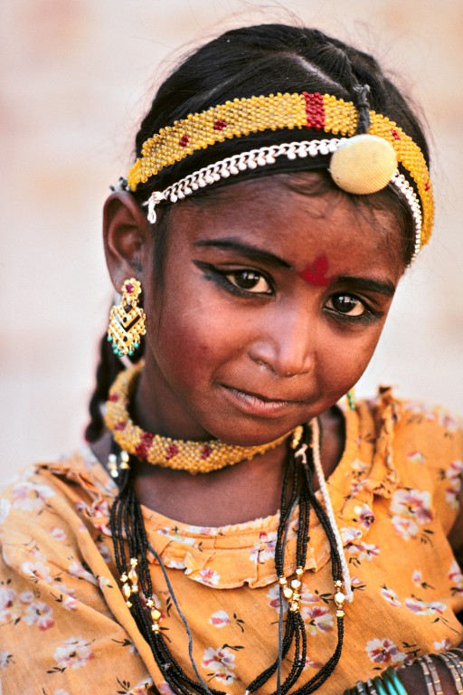 Les yeux de l’Eau. Mârusthali, ce nom donné au désert du Thar signifie « le pays de la mort ». La vie y est pourtant présente et la petite Ambu porte dans son prénom l’espérance de lendemains plus fertiles, puisqu’il signifie « l’eau », cette source de vie qui brille dans son regard et sur ses lèvres. (Rajasthan, Inde)