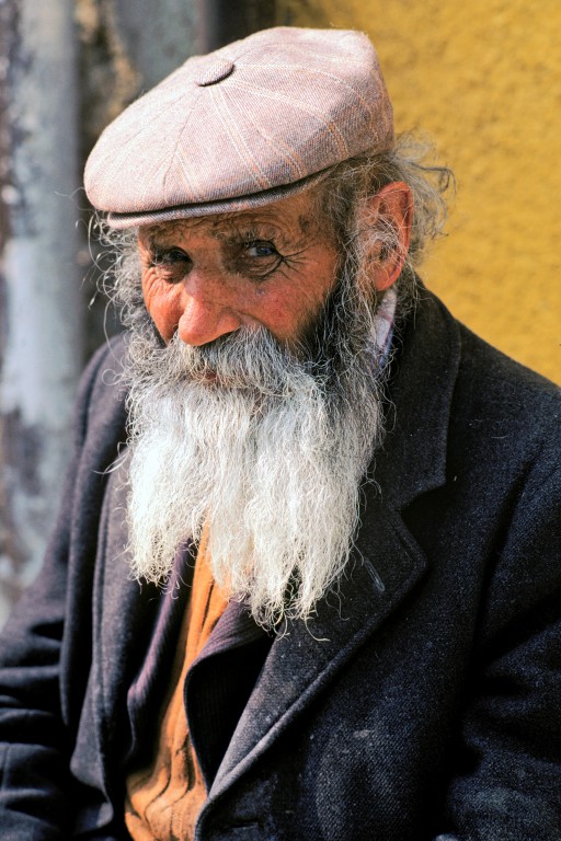 La force de l’âge. Dans son village de Sardaigne, le vieil Azeglio ne fait pas son âge. D’ailleurs, il n’a pas d’âge. Ou bien il n’en a plus. A moins qu’il ne le cache derrière sa barbe. Mais à quoi bon ? En Sardaigne comme dans tous les lieux où la sagesse s’acquiert avec la peine, la jeunesse du cœur dure aussi longtemps que la vie.